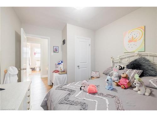 22 Rose Avenue, Thorold, ON - Indoor Photo Showing Bedroom