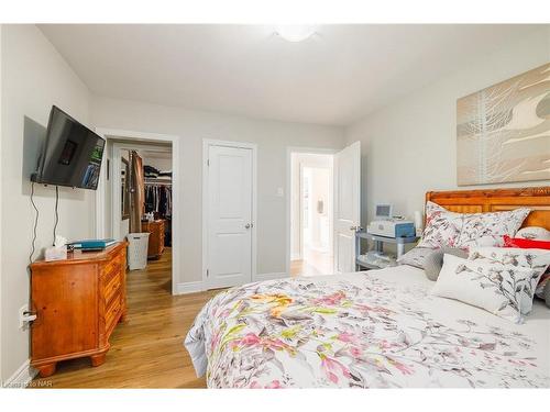 22 Rose Avenue, Thorold, ON - Indoor Photo Showing Bedroom