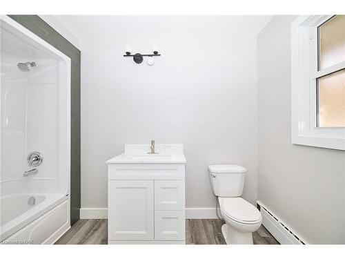 12017 Station Road, Wainfleet, ON - Indoor Photo Showing Bathroom