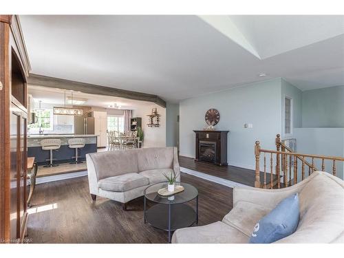 107 Colbeck Drive, Welland, ON - Indoor Photo Showing Living Room