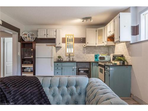 107 Colbeck Drive, Welland, ON - Indoor Photo Showing Kitchen