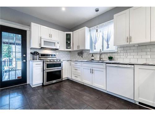 406 King Street, Port Colborne, ON - Indoor Photo Showing Kitchen With Upgraded Kitchen