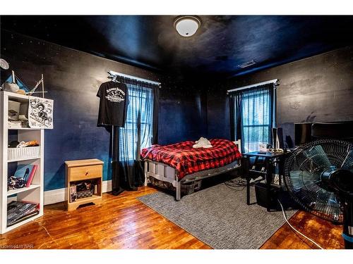 406 King Street, Port Colborne, ON - Indoor Photo Showing Bedroom