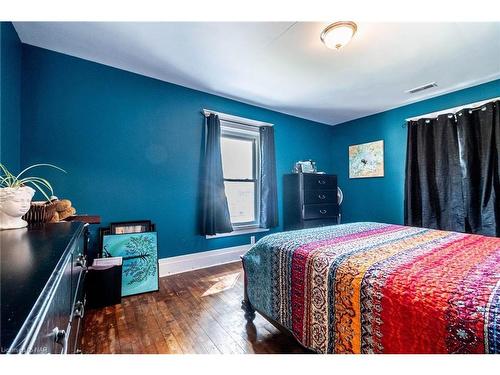 406 King Street, Port Colborne, ON - Indoor Photo Showing Bedroom