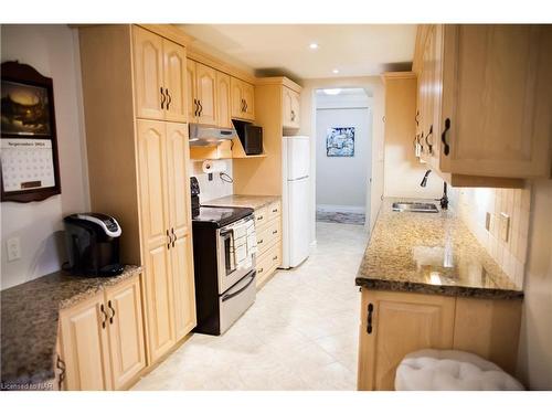 104-190 Hwy 20 W Highway, Fonthill, ON - Indoor Photo Showing Kitchen With Double Sink