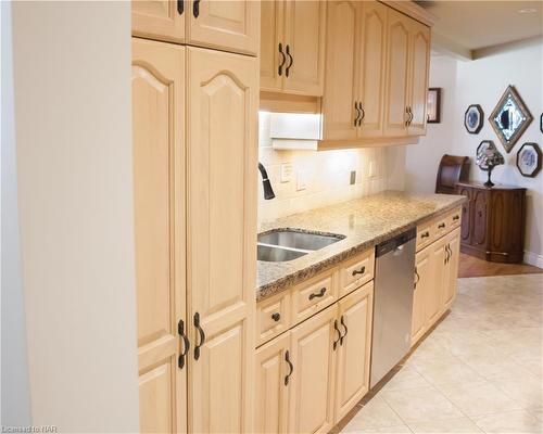 104-190 Hwy 20 W Highway, Fonthill, ON - Indoor Photo Showing Kitchen With Double Sink