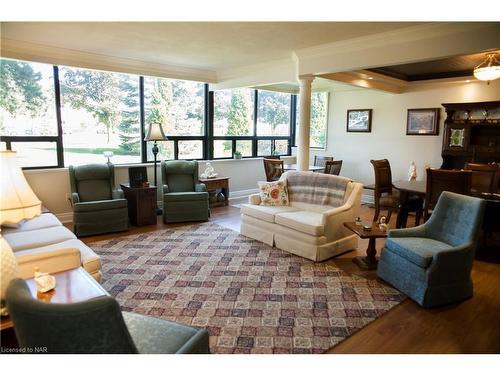 104-190 Hwy 20 W Highway, Fonthill, ON - Indoor Photo Showing Living Room