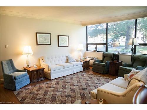 104-190 Hwy 20 W Highway, Fonthill, ON - Indoor Photo Showing Living Room