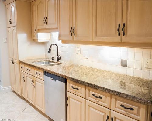 104-190 Hwy 20 W Highway, Fonthill, ON - Indoor Photo Showing Kitchen With Double Sink