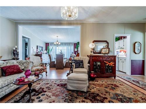 353-3033 Townline Road Road, Stevensville, ON - Indoor Photo Showing Living Room