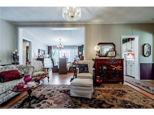 353-3033 Townline Road Road, Stevensville, ON - Indoor Photo Showing Living Room