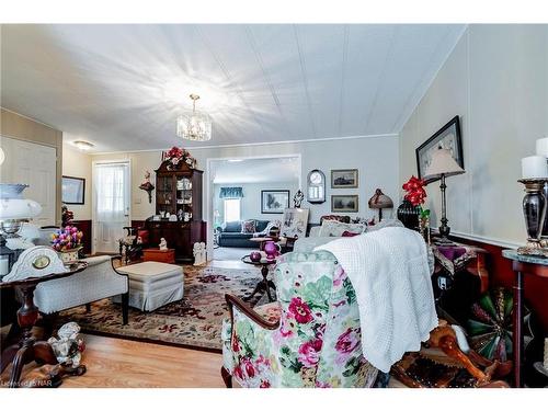 353-3033 Townline Road Road, Stevensville, ON - Indoor Photo Showing Living Room