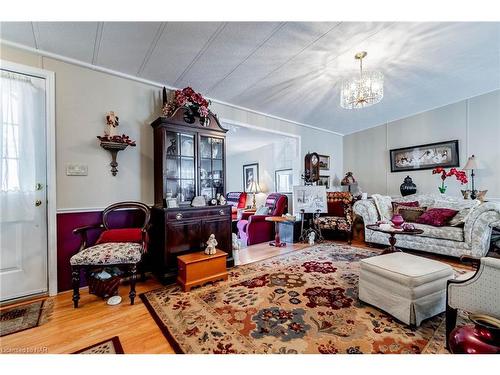 353-3033 Townline Road Road, Stevensville, ON - Indoor Photo Showing Living Room