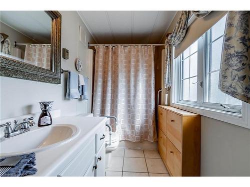 353-3033 Townline Road Road, Stevensville, ON - Indoor Photo Showing Bathroom