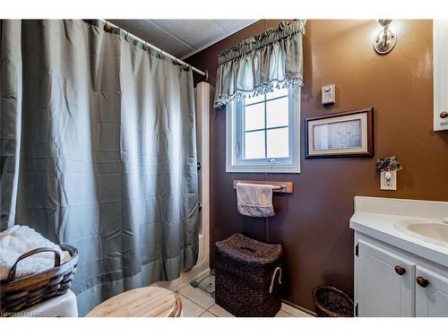 353-3033 Townline Road Road, Stevensville, ON - Indoor Photo Showing Bathroom