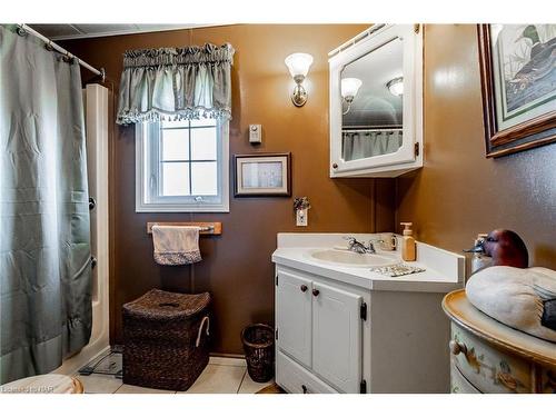 353-3033 Townline Road Road, Stevensville, ON - Indoor Photo Showing Bathroom