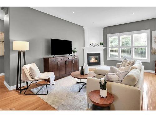 5721 Magnolia Drive, Niagara Falls, ON - Indoor Photo Showing Living Room With Fireplace