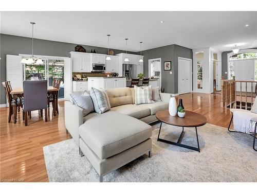 5721 Magnolia Drive, Niagara Falls, ON - Indoor Photo Showing Living Room