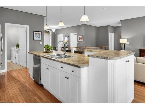 5721 Magnolia Drive, Niagara Falls, ON - Indoor Photo Showing Kitchen With Double Sink