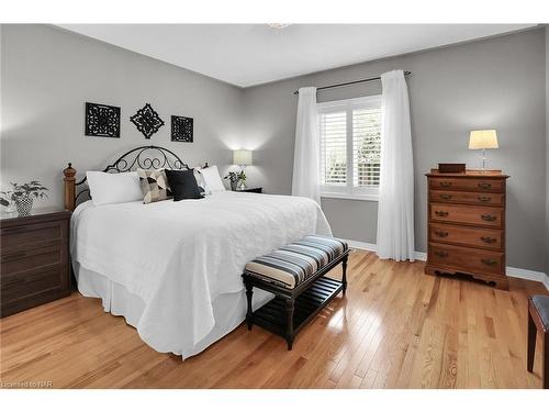 5721 Magnolia Drive, Niagara Falls, ON - Indoor Photo Showing Bedroom