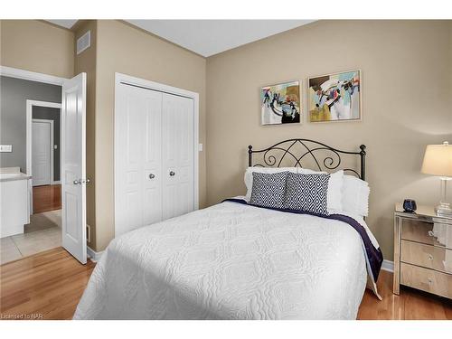 5721 Magnolia Drive, Niagara Falls, ON - Indoor Photo Showing Bedroom