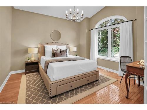 5721 Magnolia Drive, Niagara Falls, ON - Indoor Photo Showing Bedroom