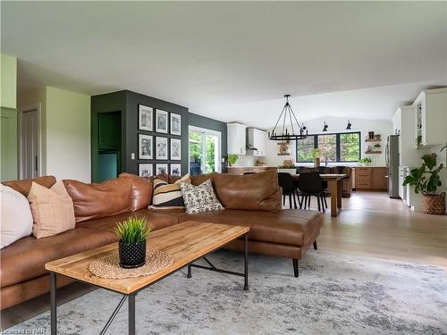 41747 Mill Race Road, Wainfleet, ON - Indoor Photo Showing Living Room