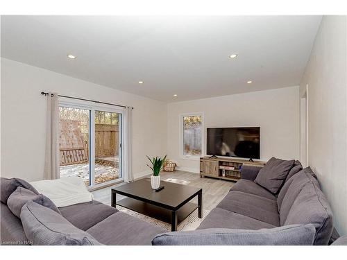 293 Four Mile Creek Road, St. Davids, ON - Indoor Photo Showing Living Room