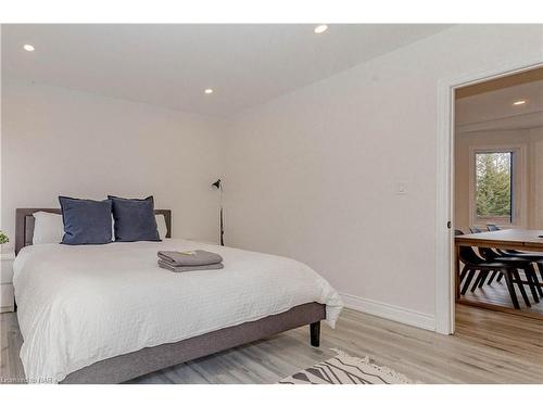 293 Four Mile Creek Road, St. Davids, ON - Indoor Photo Showing Bedroom