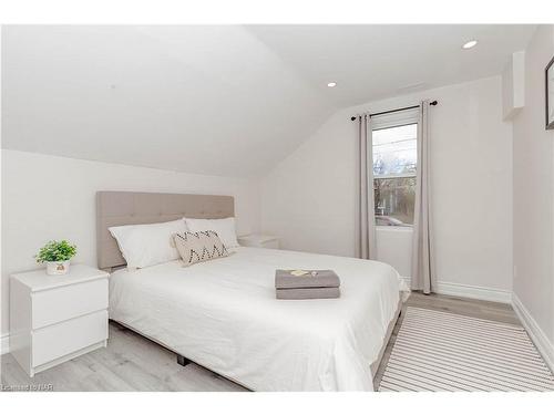 293 Four Mile Creek Road, St. Davids, ON - Indoor Photo Showing Bedroom