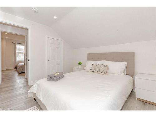 293 Four Mile Creek Road, St. Davids, ON - Indoor Photo Showing Bedroom