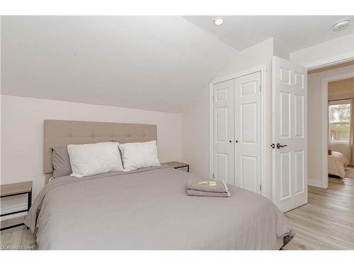 293 Four Mile Creek Road, St. Davids, ON - Indoor Photo Showing Bedroom