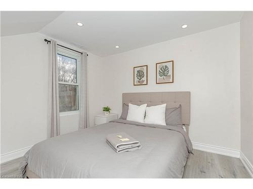 293 Four Mile Creek Road, St. Davids, ON - Indoor Photo Showing Bedroom