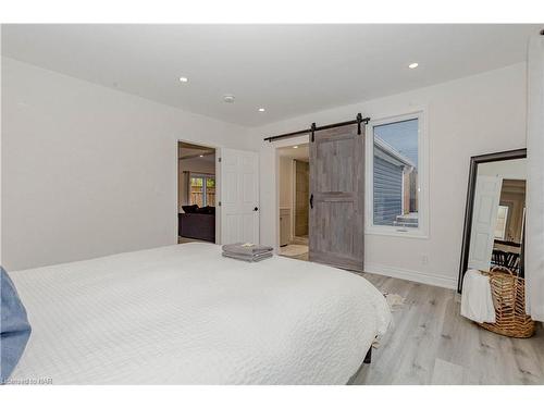 293 Four Mile Creek Road, St. Davids, ON - Indoor Photo Showing Bedroom