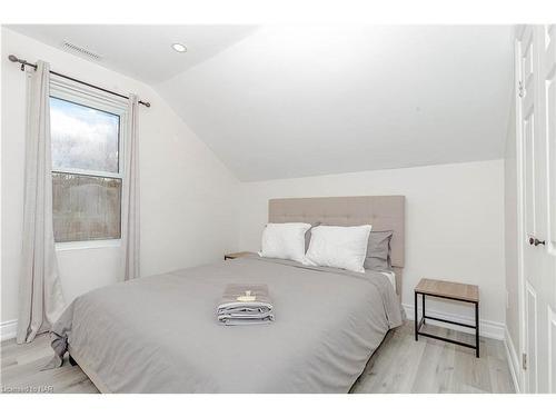 293 Four Mile Creek Road, St. Davids, ON - Indoor Photo Showing Bedroom