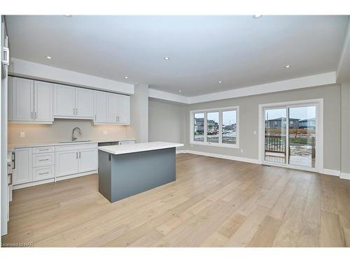 106 Elvira Way, Thorold, ON - Indoor Photo Showing Kitchen