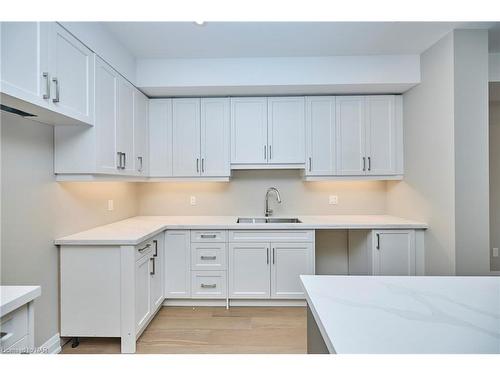 106 Elvira Way, Thorold, ON - Indoor Photo Showing Kitchen