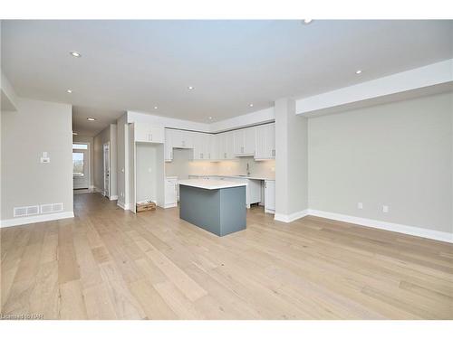 106 Elvira Way, Thorold, ON - Indoor Photo Showing Kitchen