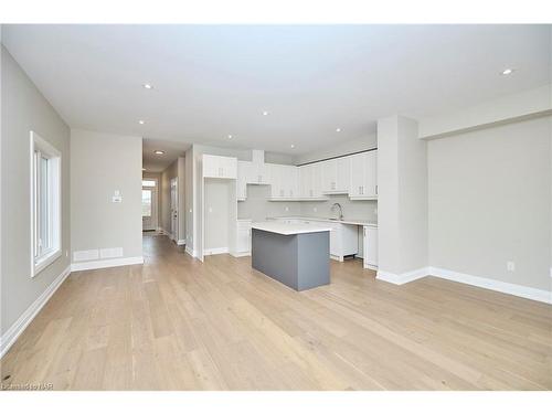 100 Elvira Way, Thorold, ON - Indoor Photo Showing Kitchen