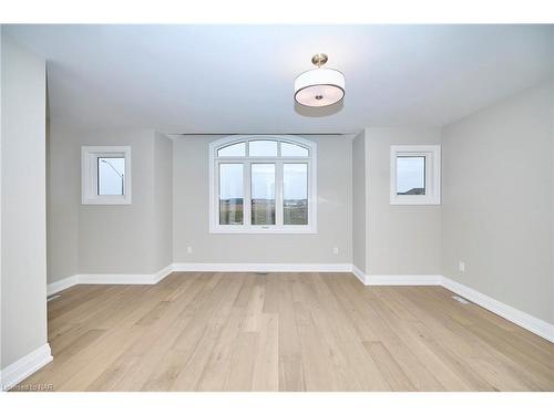 100 Elvira Way, Thorold, ON - Indoor Photo Showing Other Room