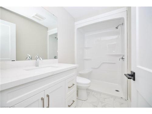 100 Elvira Way, Thorold, ON - Indoor Photo Showing Bathroom