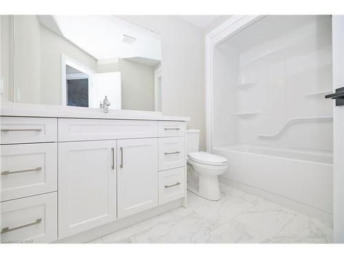 100 Elvira Way, Thorold, ON - Indoor Photo Showing Bathroom