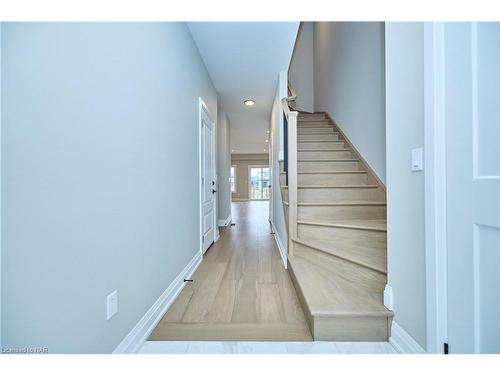 100 Elvira Way, Thorold, ON - Indoor Photo Showing Other Room