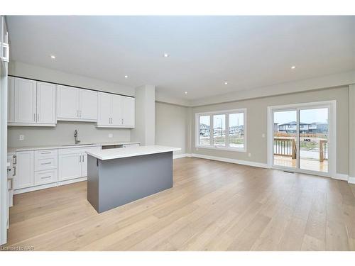 100 Elvira Way, Thorold, ON - Indoor Photo Showing Kitchen