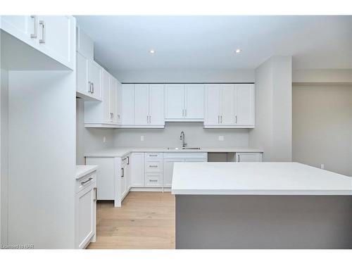 100 Elvira Way, Thorold, ON - Indoor Photo Showing Kitchen