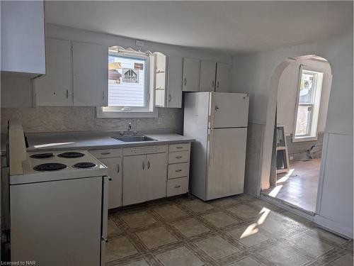 31 Wright Street, Welland, ON - Indoor Photo Showing Kitchen