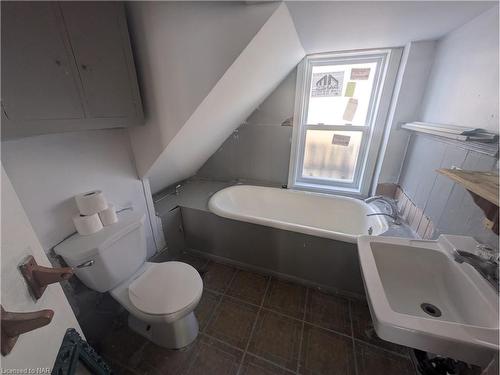 31 Wright Street, Welland, ON - Indoor Photo Showing Bathroom