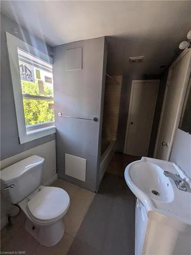 31 Wright Street, Welland, ON - Indoor Photo Showing Bathroom