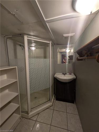 31 Wright Street, Welland, ON - Indoor Photo Showing Bathroom