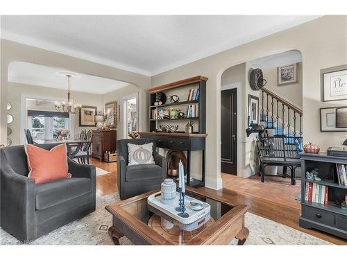 8 Ridgewood Road, St. Catharines, ON - Indoor Photo Showing Living Room